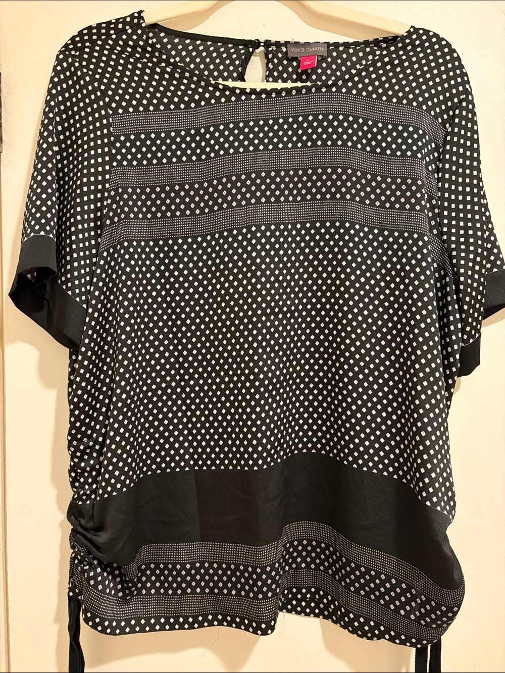 Vince Camuto Black & White Geometric Print Short Sleeve Blouse